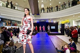 Piękne kobiety rozkwitły w Ogrodach Piękne kobiety rozkwitły w Ogrodach