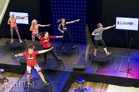 Piękne kobiety rozkwitły w Ogrodach