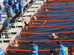 Lekarka w zimnej wodzie kąpana
