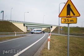 Wpadł w poślizg i uderzył w barierkę