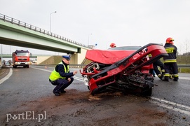Wpadł w poślizg i uderzył w barierkę