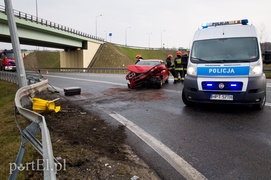 Wpadł w poślizg i uderzył w barierkę