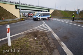 Wpadł w poślizg i uderzył w barierkę