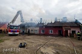 Mieszkańcy skakali przez okno. Pożar pod Pasłękiem