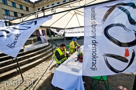 KOD popedałował po podpisy