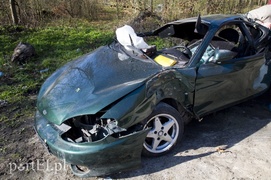 Jechał zbyt szybko i był pijany. Uderzył w dwa drzewa