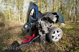 Jechał zbyt szybko i był pijany. Uderzył w dwa drzewa