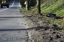Jechał zbyt szybko i był pijany. Uderzył w dwa drzewa