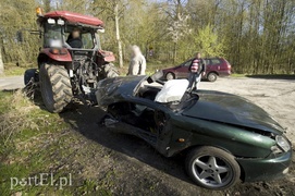 Jechał zbyt szybko i był pijany. Uderzył w dwa drzewa