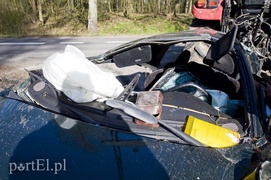 Jechał zbyt szybko i był pijany. Uderzył w dwa drzewa
