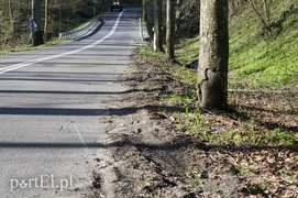 Jechał zbyt szybko i był pijany. Uderzył w dwa drzewa