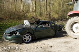 Jechał zbyt szybko i był pijany. Uderzył w dwa drzewa