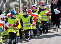 Przedszkolaki maszerowały z flagami