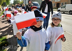 Przedszkolaki maszerowały z flagami