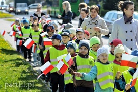 Przedszkolaki maszerowały z flagami