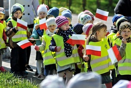 Przedszkolaki maszerowały z flagami