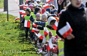 Przedszkolaki maszerowały z flagami