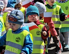 Przedszkolaki maszerowały z flagami