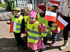 Przedszkolaki maszerowały z flagami