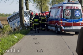 Autobus uderzył w drzewo. Są ranni