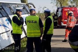 Autobus uderzył w drzewo. Są ranni
