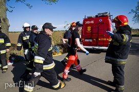 Autobus uderzył w drzewo. Są ranni
