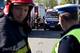 Autobus uderzył w drzewo. Są ranni