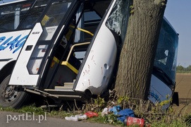 Autobus uderzył w drzewo. Są ranni