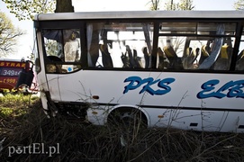 Autobus uderzył w drzewo. Są ranni