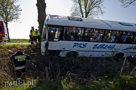 Autobus uderzył w drzewo. Są ranni