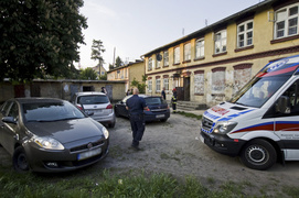 18-latek szalał z nożem na Wiejskiej. Zranił policjantkę, padły strzały