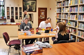 Do biblioteki warto chodzić nocą