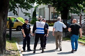 Pirotechnicy sprawdzają sygnały o bombach, urząd gminy ewakuowany