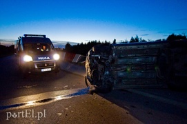 Toyota na boku. Kierowca pijany i bez prawa jazdy