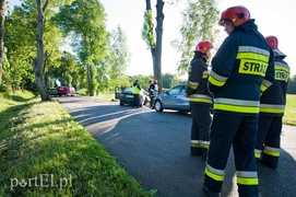 Bmw uderzyło w drzewo, kierowca w szpitalu