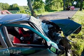 Bmw uderzyło w drzewo, kierowca w szpitalu