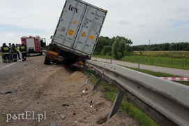 Ciężarówką zahaczył o stojące na \"siódemce\" auto