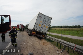 Ciężarówką zahaczył o stojące na \"siódemce\" auto