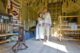 U prząśniczki siedzą jak anioł dzieweczki