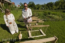 U prząśniczki siedzą jak anioł dzieweczki