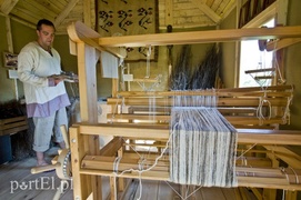 U prząśniczki siedzą jak anioł dzieweczki