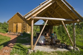 U prząśniczki siedzą jak anioł dzieweczki