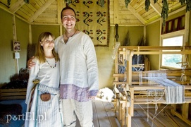 U prząśniczki siedzą jak anioł dzieweczki