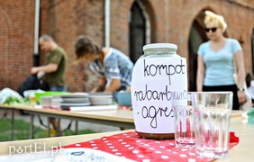 Na trawce przed Galerią