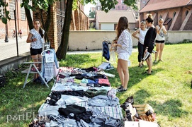 Na trawce przed Galerią