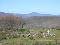 Wędrując Camino mijamy wiele opuszczonych przez mieszkańców wiosek i miasteczek. Na zdjęciu stary cmentarz.