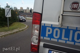 Motocyklem nauki jazdy prosto do rowu