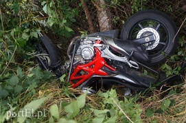 Motocyklem nauki jazdy prosto do rowu