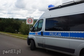 Motocyklem nauki jazdy prosto do rowu