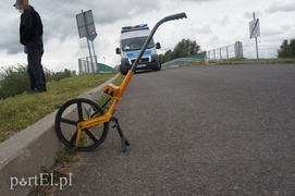 Motocyklem nauki jazdy prosto do rowu